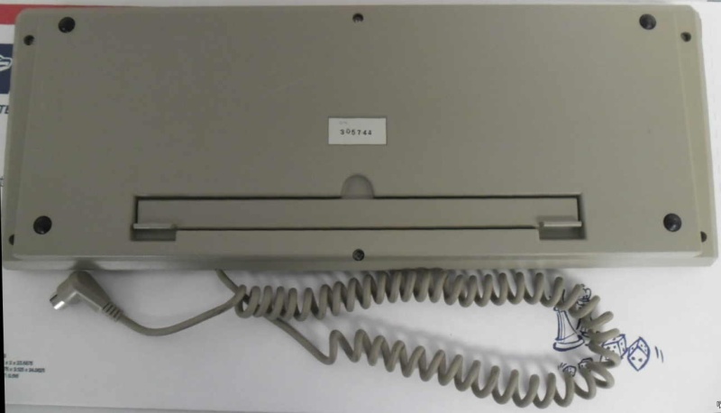 File:Falco 5220E keyboard bottom.jpg